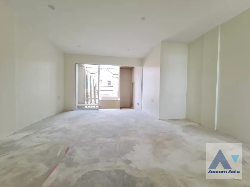4  3 br Townhouse For Sale in ratchadapisek ,Bangkok MRT Lat Phrao AA36379