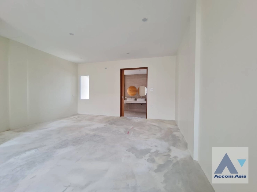 4  3 br Townhouse For Sale in Lat Phrao ,Bangkok MRT Lat Phrao AA36379
