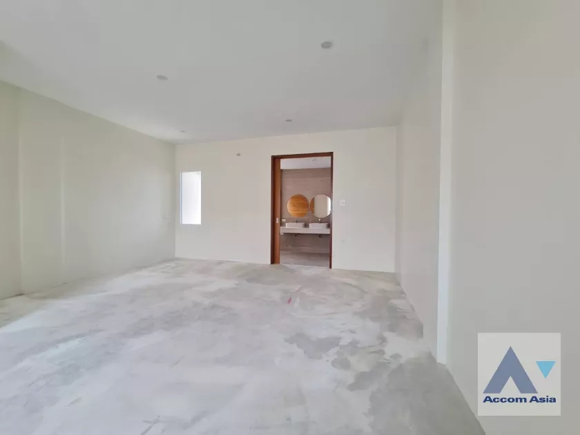  1  3 br Townhouse For Sale in ratchadapisek ,Bangkok MRT Lat Phrao AA36379