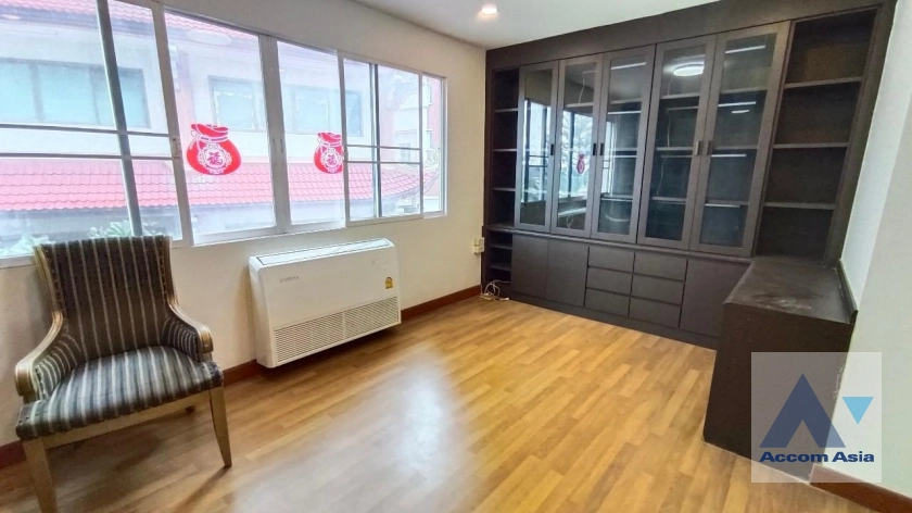 12  13 br Townhouse for rent and sale in Sathorn ,Bangkok  AA36392