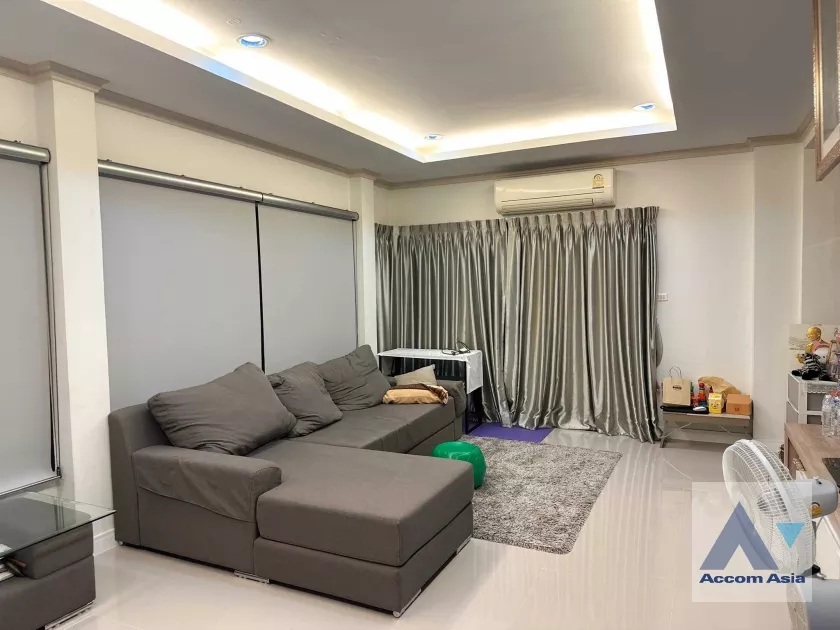 unit 3 Bedrooms  House For Sale in Pattanakarn, Bangkok  near BTS Udomsuk (AA36394)