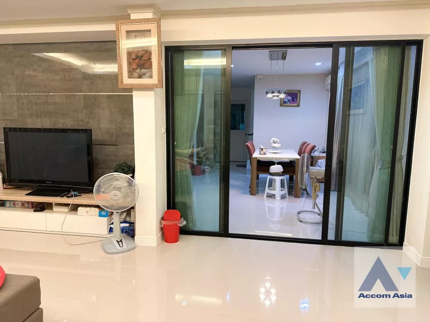  3 Bedrooms  House For Sale in Pattanakarn, Bangkok  near BTS Udomsuk (AA36394)