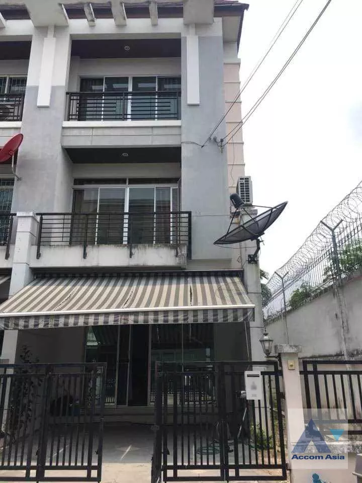 House House  3 Bedroom for Sale   in Pattanakarn Bangkok