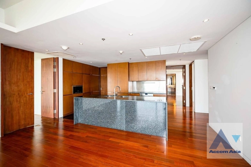 unit 3 Bedrooms  Condominium For Rent in Ploenchit, Bangkok  near BTS Ratchadamri (AA36420)