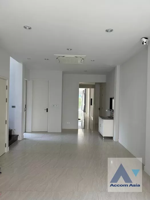  6 Bedrooms  House For Sale in Pattanakarn, Bangkok  near BTS Udomsuk (AA36428)