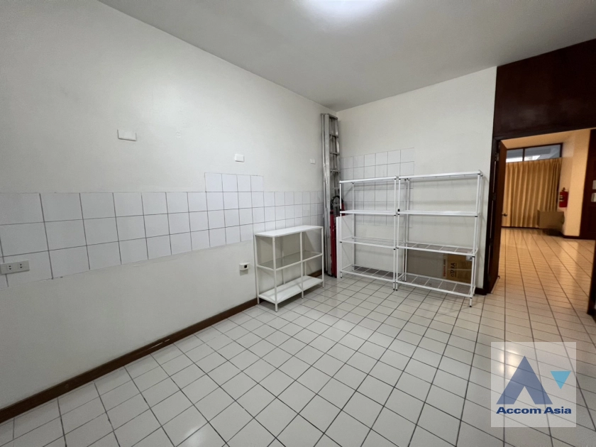 13  4 br Townhouse For Sale in Pattanakarn ,Bangkok ARL Hua Mak AA36437