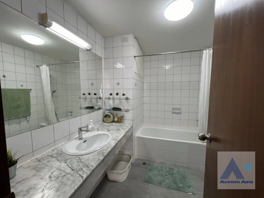 15  4 br Townhouse For Sale in Pattanakarn ,Bangkok ARL Hua Mak AA36437