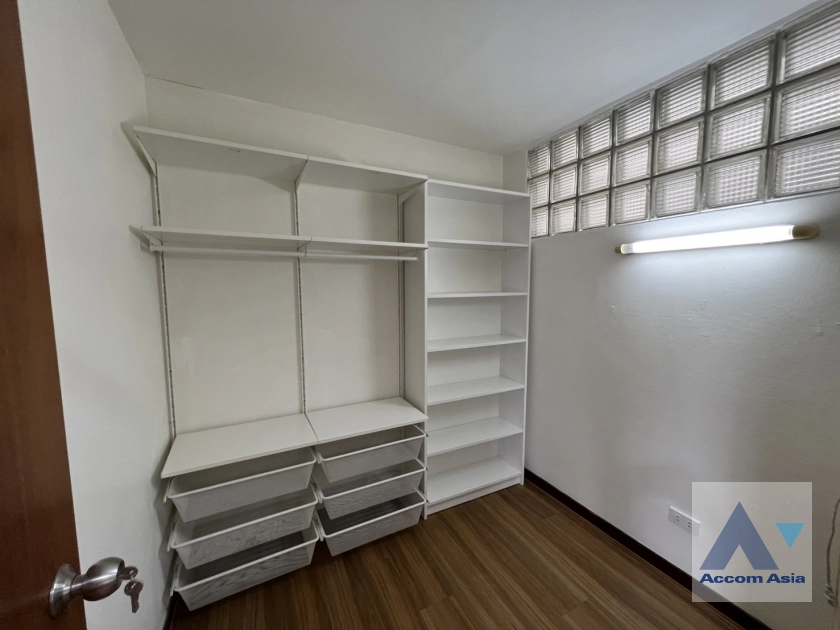 12  4 br Townhouse For Sale in Pattanakarn ,Bangkok ARL Hua Mak AA36437