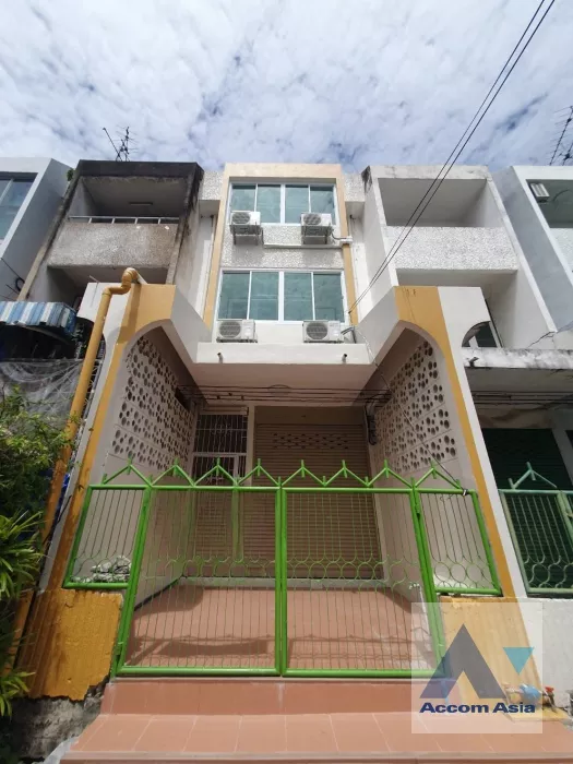  Safe and local lifestyle Home House  3 Bedroom for Rent BTS Phra khanong in Sukhumvit Bangkok