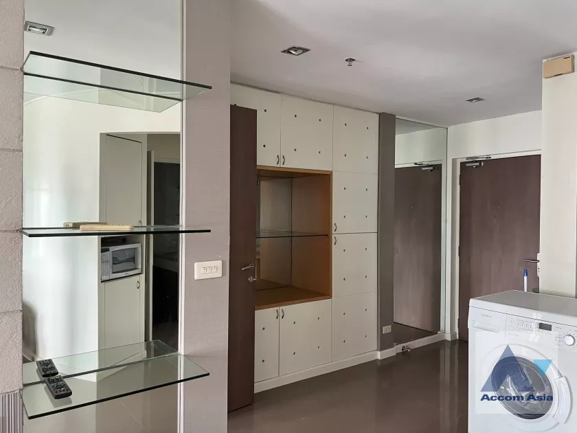 unit 1 Bedroom  Condominium For Sale in Silom, Bangkok  near BTS Chong Nonsi (AA36455)