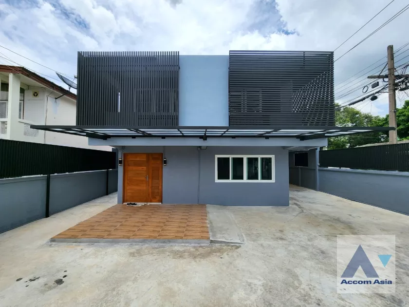  2  2 br House For Rent in sukhumvit ,Bangkok BTS Phra khanong AA36459