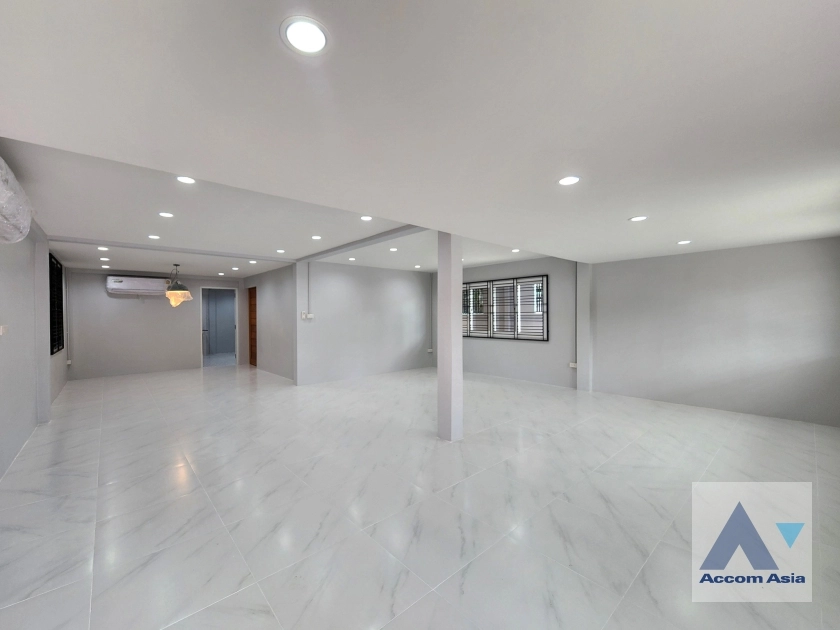  1  2 br House For Rent in Sukhumvit ,Bangkok BTS Phra khanong AA36459