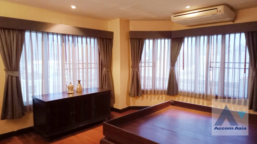  2 Bedrooms  Condominium For Sale in Ploenchit, Bangkok  near BTS Ploenchit (AA36462)