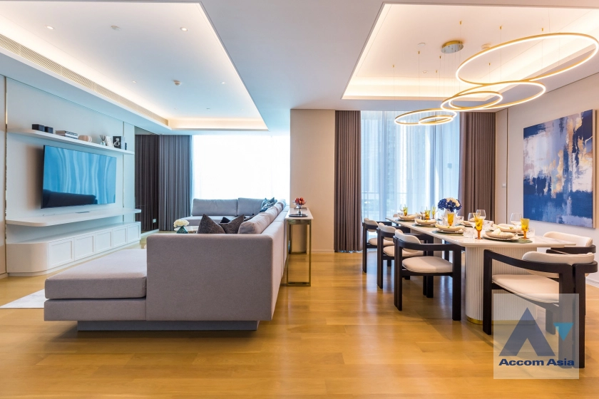  2 Bedrooms  Condominium For Rent & Sale in Ploenchit, Bangkok  near BTS Chitlom - BTS Ratchadamri (AA36464)