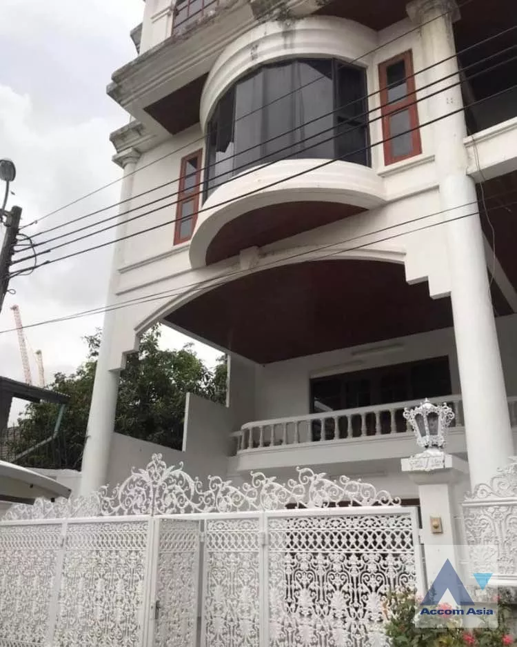Pet friendly |  5 Bedrooms  Townhouse For Rent in Sukhumvit, Bangkok  near BTS Thong Lo (AA36471)