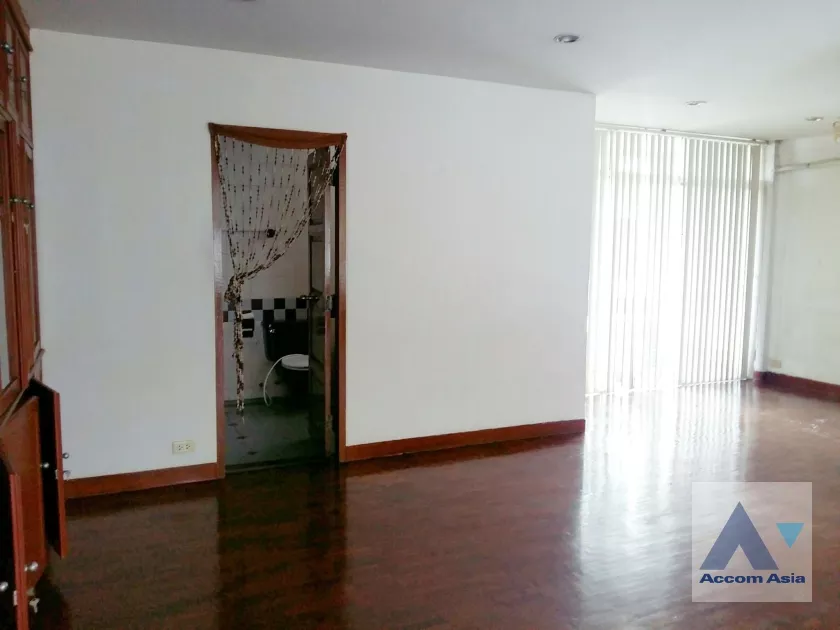 unit 5 Bedrooms  House For Rent in Lat Phrao, Bangkok  near MRT Phahon Yothin (AA36512)