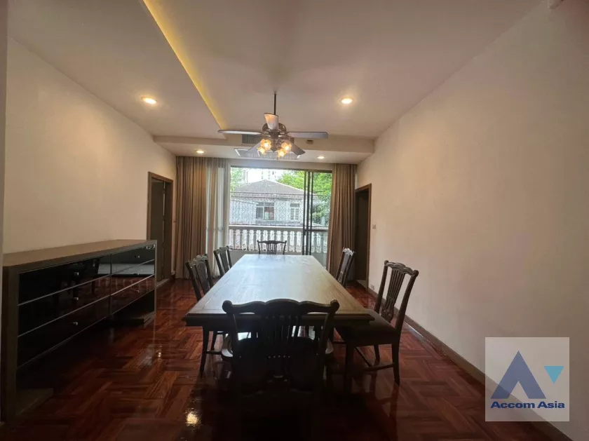  3 Bedrooms  Apartment For Rent in Sukhumvit, Bangkok  near BTS Phrom Phong (AA36515)
