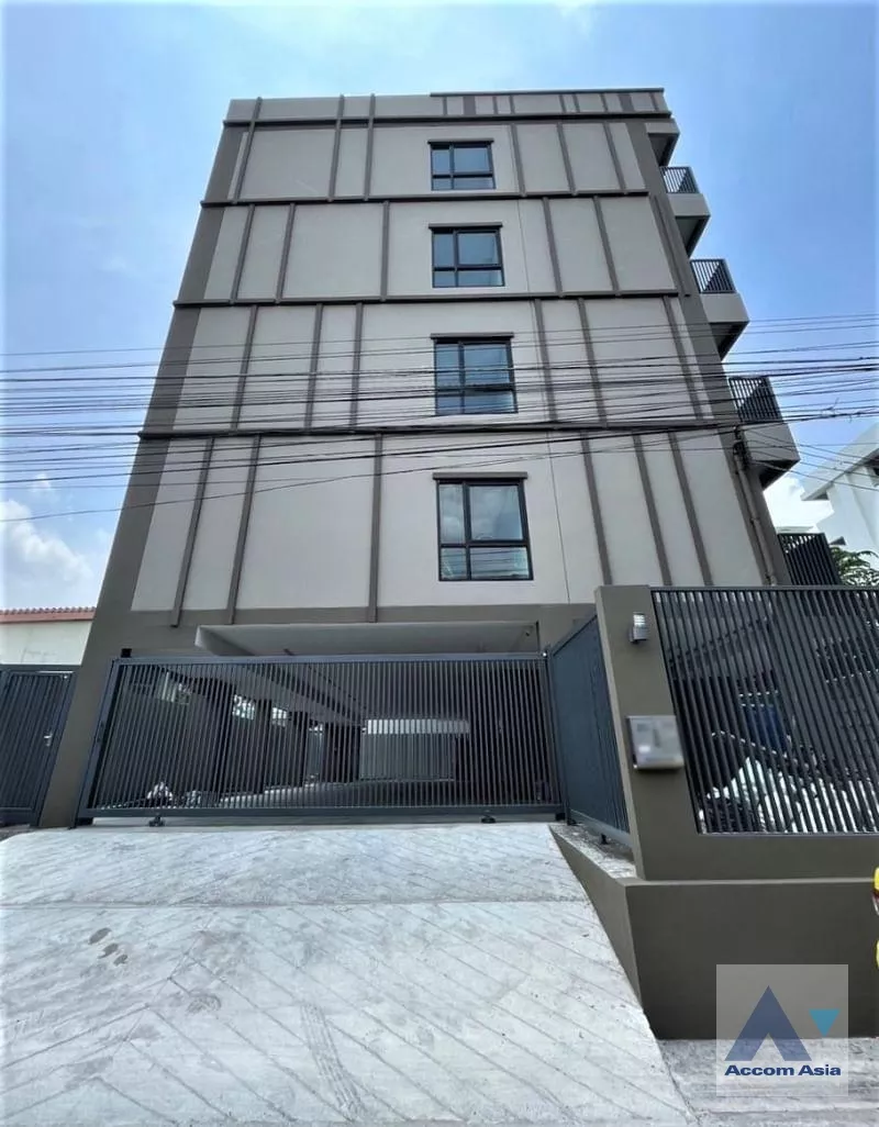  Building For Sale in Ratchadapisek, Bangkok  near MRT Sutthisan (AA36516)
