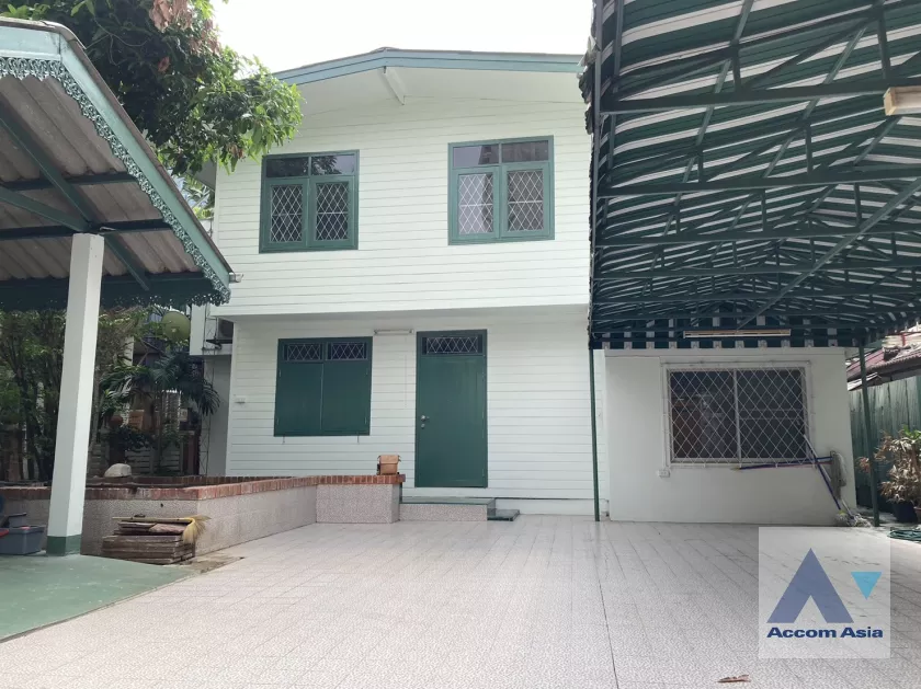  2 Bedrooms  House For Rent & Sale in Sathorn, Bangkok  near BTS Saint Louis (AA36551)