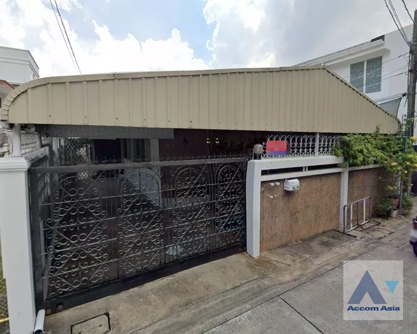  3 Bedrooms  House For Sale in Phaholyothin, Bangkok  near BTS Ari (AA36552)