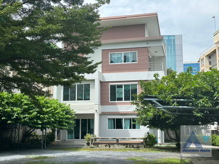  2  4 br House For Rent in Phaholyothin ,Bangkok BTS Ari AA36557