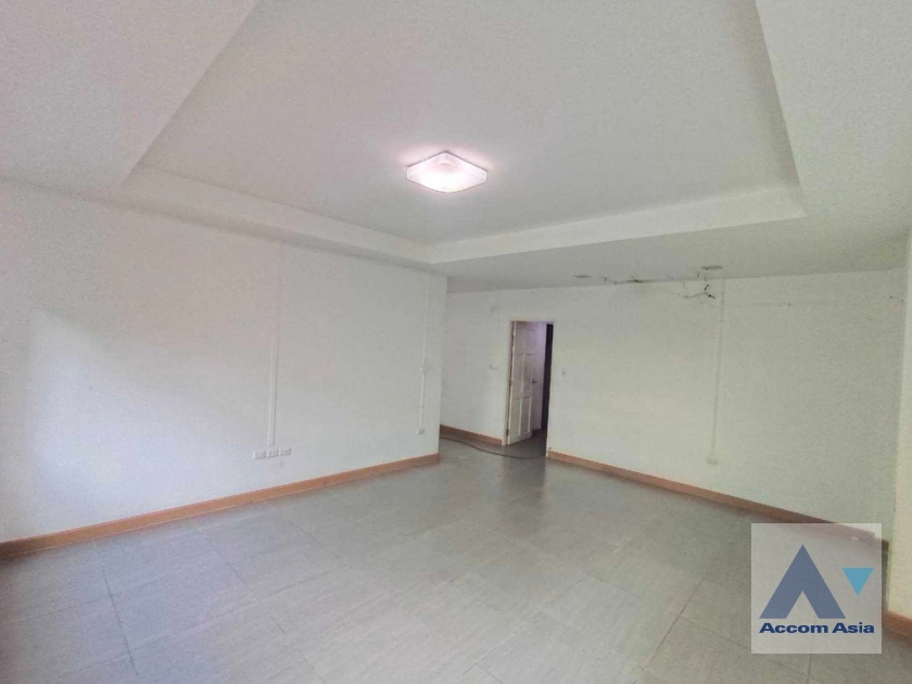 6  4 br House For Rent in Phaholyothin ,Bangkok BTS Ari AA36557