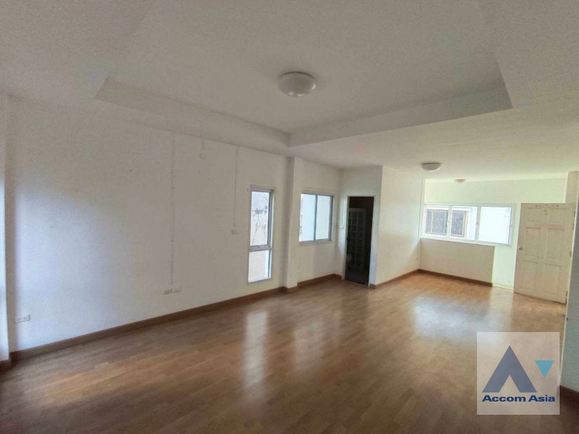 12  4 br House For Rent in Phaholyothin ,Bangkok BTS Ari AA36557