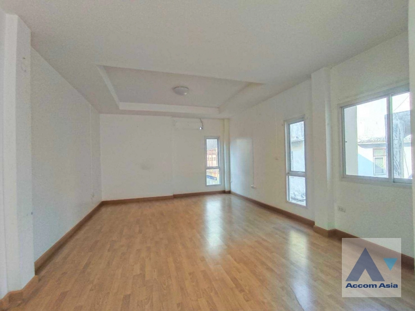 11  4 br House For Rent in Phaholyothin ,Bangkok BTS Ari AA36557