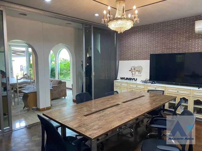  3 Bedrooms  House For Sale in Sukhumvit, Bangkok  near BTS Phrom Phong (AA36567)
