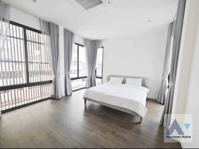 7  7 br House For Rent in Phaholyothin ,Bangkok BTS Saphan-Kwai AA36570