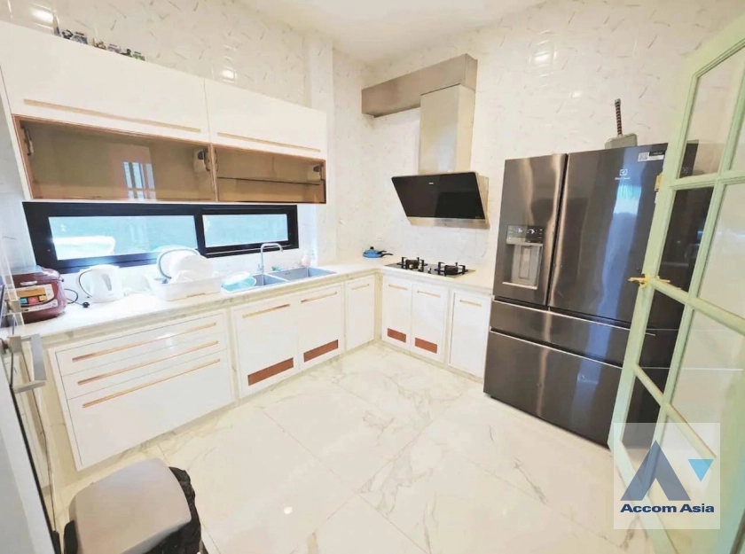 6  7 br House For Rent in phaholyothin ,Bangkok BTS Saphan-Kwai AA36570