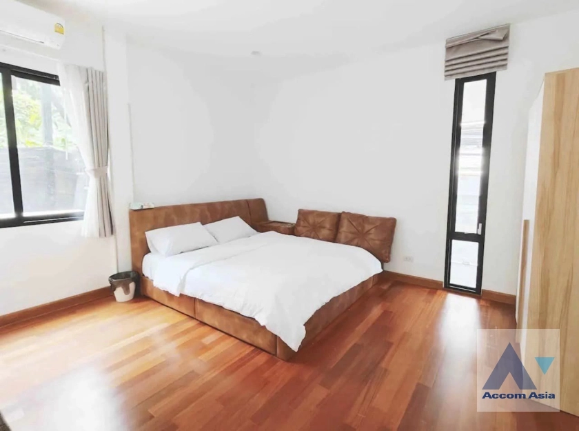 8  7 br House For Rent in Phaholyothin ,Bangkok BTS Saphan-Kwai AA36570