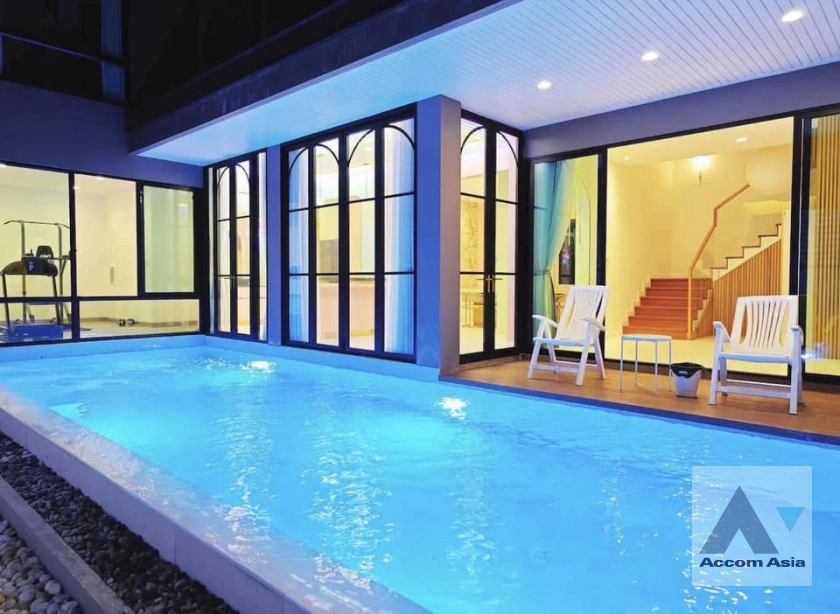 Private Swimming Pool |  7 Bedrooms  House For Rent in Phaholyothin, Bangkok  near BTS Saphan-Kwai (AA36570)