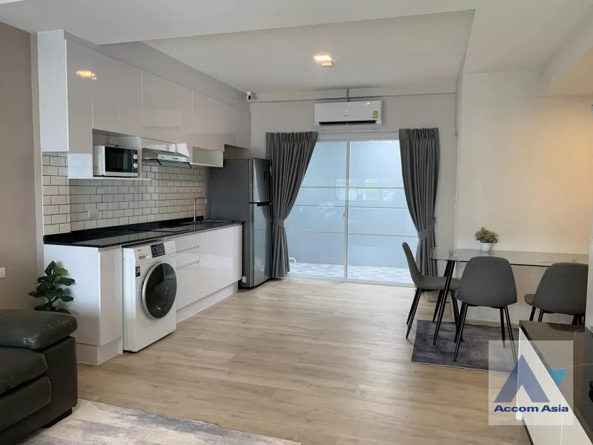  2 Bedrooms  Townhouse For Rent in Pattanakarn, Bangkok  near BTS Udomsuk (AA36571)