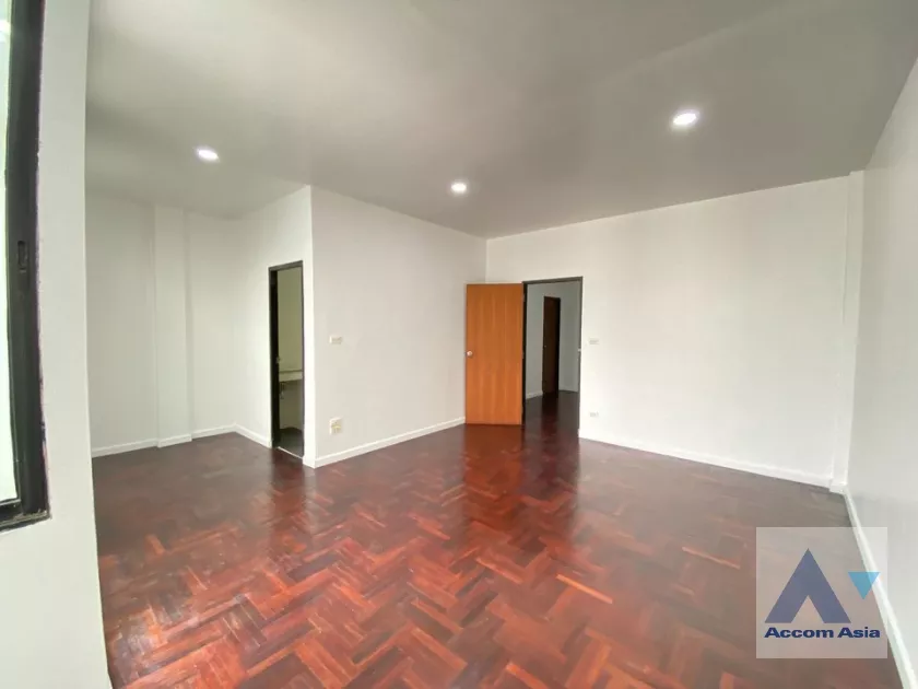 Home Office |  4 Bedrooms  Townhouse For Rent & Sale in Pattanakarn, Bangkok  near BTS On Nut (AA36575)