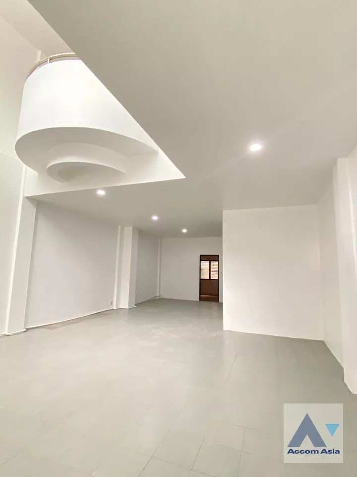  2  4 br Townhouse for rent and sale in Sukhumvit ,Bangkok BTS On Nut AA36575