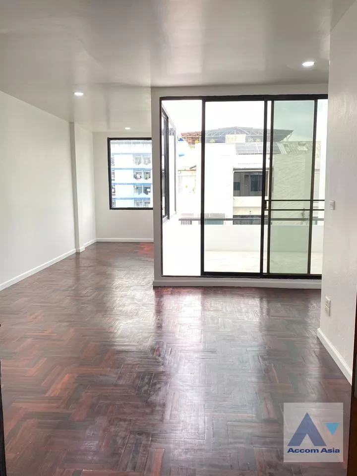 6  4 br Townhouse for rent and sale in pattanakarn ,Bangkok BTS On Nut AA36575