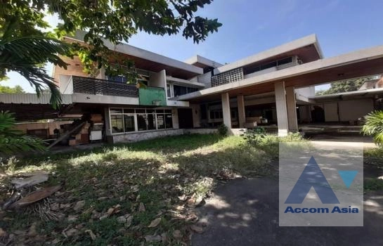 unit 5 Bedrooms  House For Rent & Sale in Phaholyothin, Bangkok  near BTS Ari (AA36585)