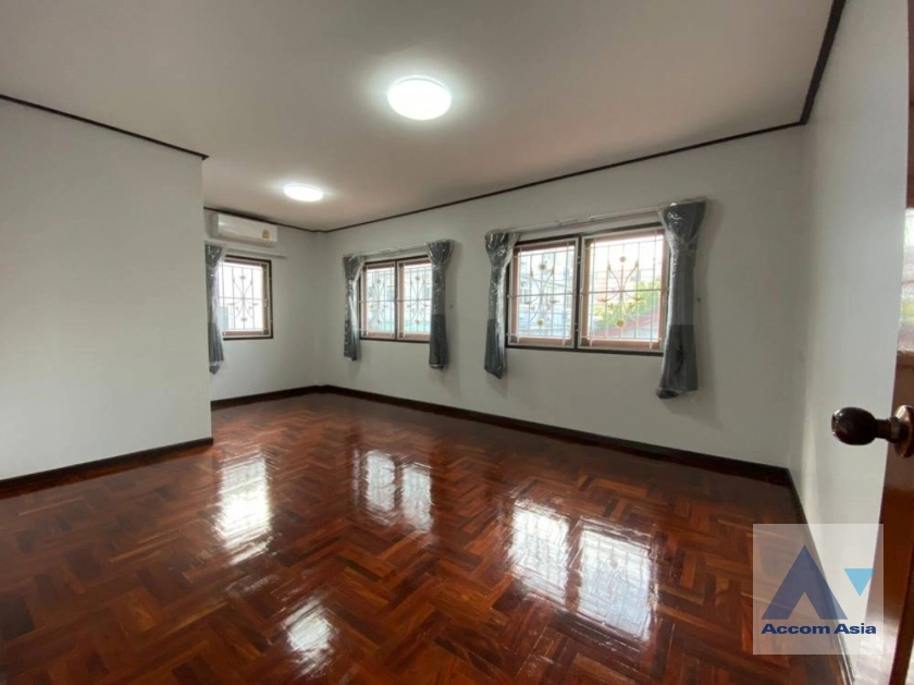 7  4 br House For Rent in Phaholyothin ,Bangkok BTS Ari AA36594