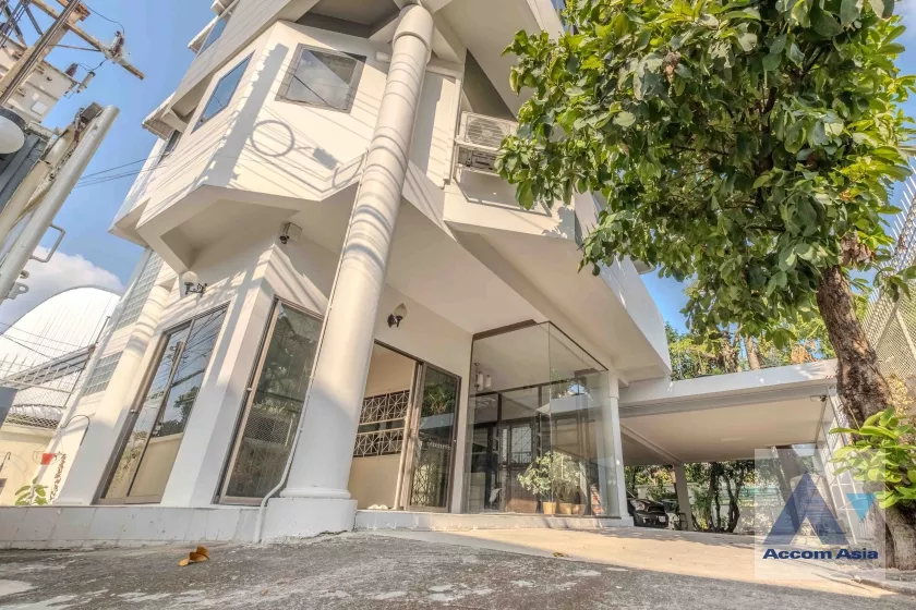 unitPet friendly |  4 Bedrooms  House For Rent & Sale in Sukhumvit, Bangkok  near BTS On Nut (AA36596)