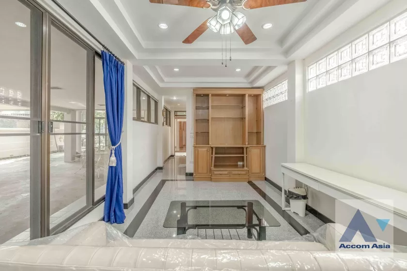 10  4 br House for rent and sale in Sukhumvit ,Bangkok BTS On Nut AA36596