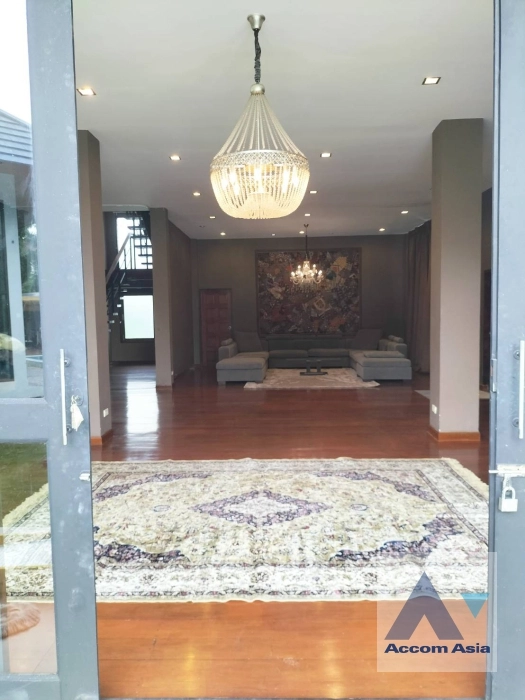 unit 5 Bedrooms  House For Rent & Sale in Sukhumvit, Bangkok  (AA36598)