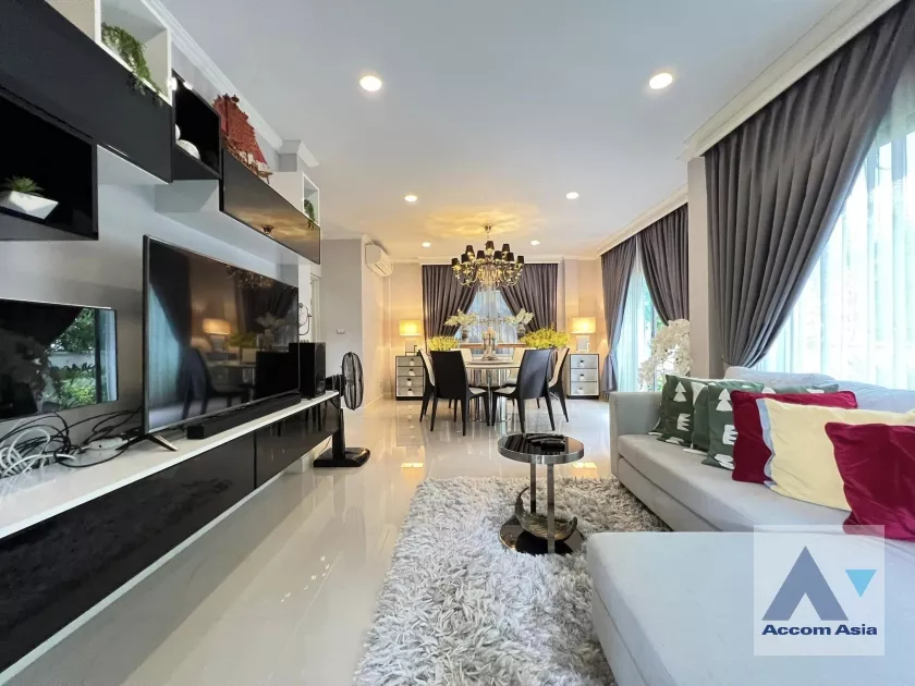 4 Bedrooms  House For Rent & Sale in Phaholyothin, Bangkok  (AA36610)