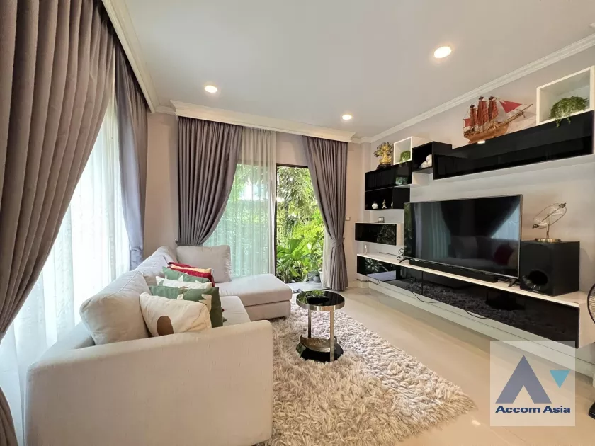  4 Bedrooms  House For Rent & Sale in Phaholyothin, Bangkok  (AA36610)