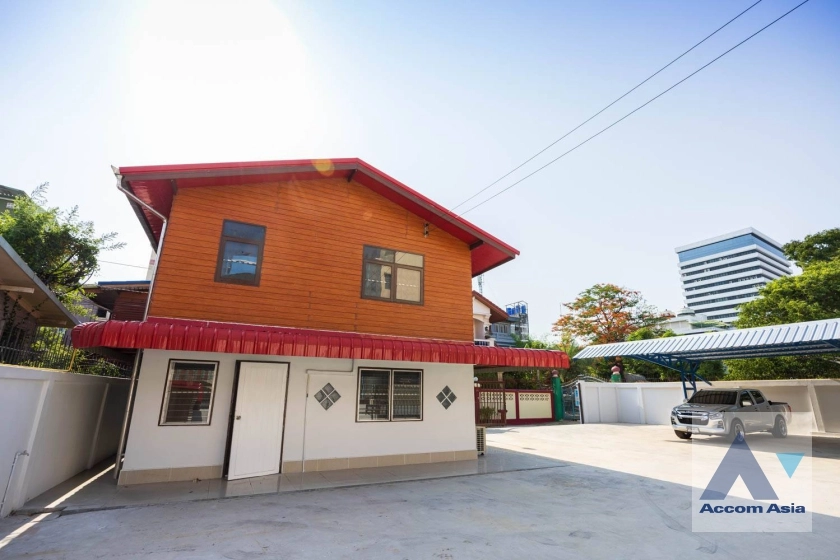  2 Bedrooms  House For Rent in Sukhumvit, Bangkok  near BTS Phrom Phong (AA36616)