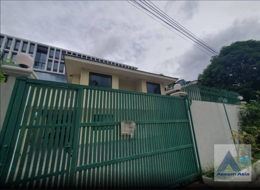 unit 4 Bedrooms  House For Rent & Sale in Sukhumvit, Bangkok  near BTS Phra khanong (AA36618)