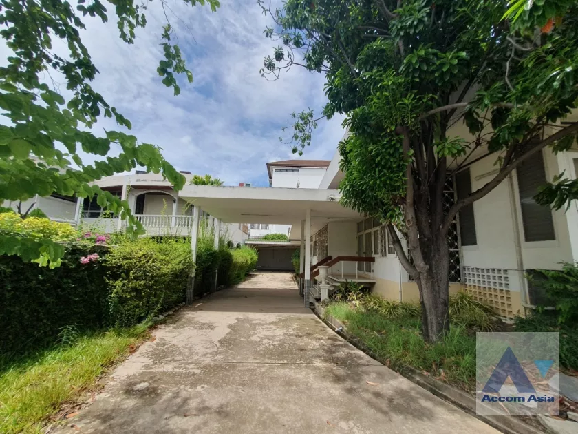 unit 2 Bedrooms  House For Rent & Sale in Pattanakarn, Bangkok  near ARL Ramkhamhaeng (AA36622)