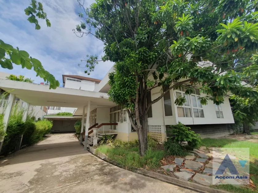 unit 2 Bedrooms  House For Rent & Sale in Pattanakarn, Bangkok  near ARL Ramkhamhaeng (AA36622)