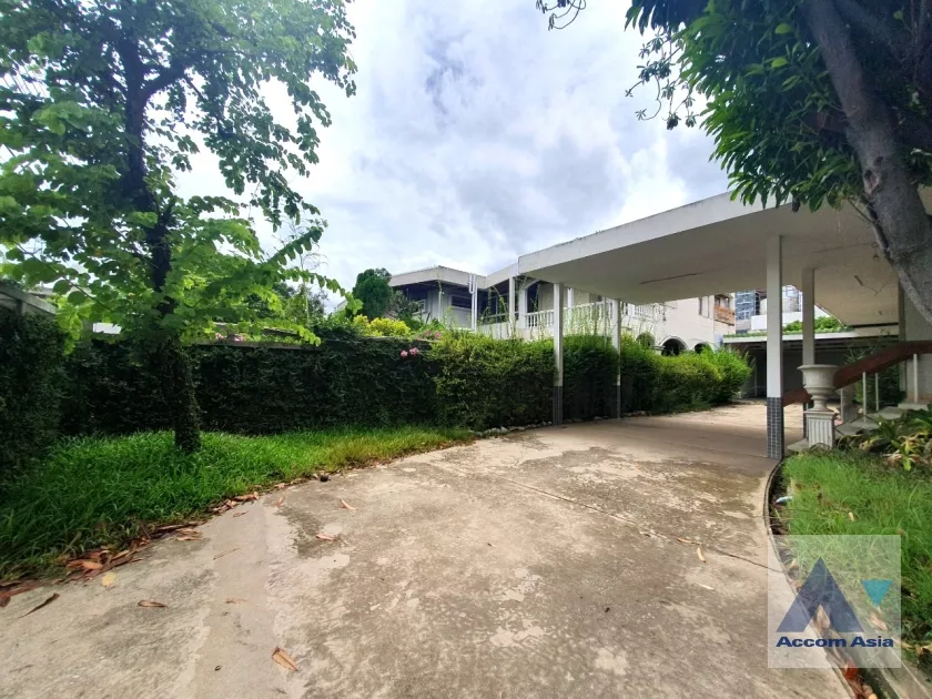 unit 2 Bedrooms  House For Rent & Sale in Pattanakarn, Bangkok  near ARL Ramkhamhaeng (AA36622)