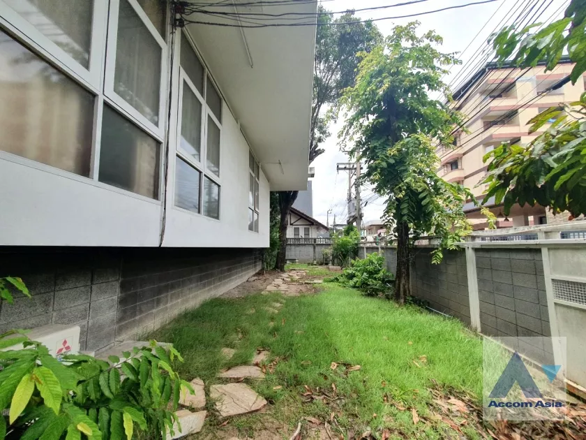  2 Bedrooms  House For Rent in Pattanakarn, Bangkok  near ARL Ramkhamhaeng (AA36622)